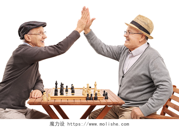 在白色背景上玩象棋击掌的老朋友两个高级的好朋友下棋